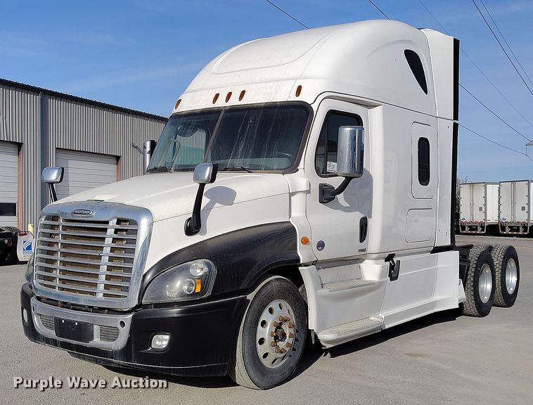 image for item DT0872 2016 Freightliner Cascadia 125 semi truck