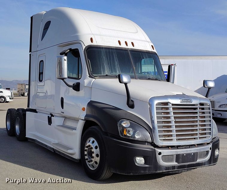 image for item DT0872 2016 Freightliner Cascadia 125 semi truck