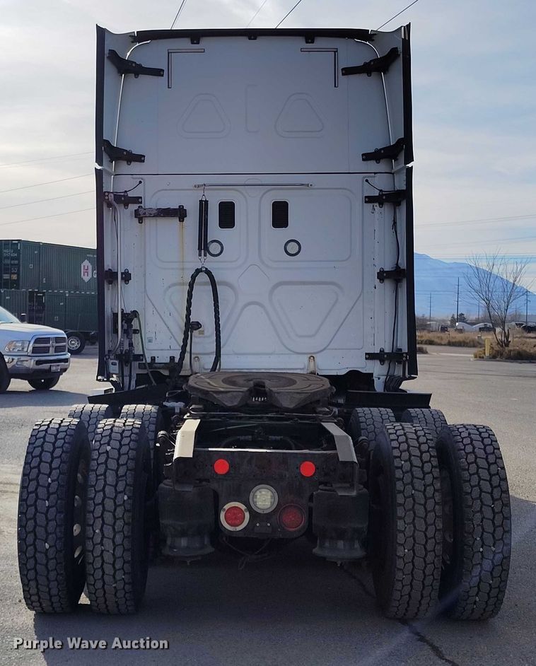 image for item DT0872 2016 Freightliner Cascadia 125 semi truck