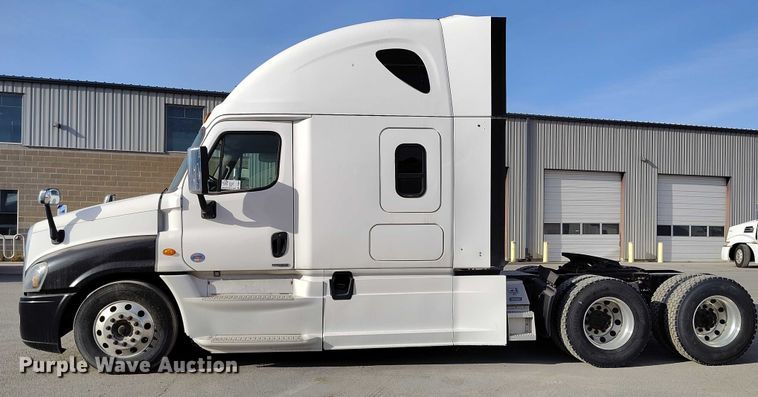 image for item DT0872 2016 Freightliner Cascadia 125 semi truck