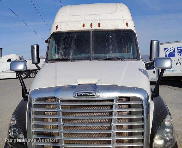 image for item DT0872 2016 Freightliner Cascadia 125 semi truck
