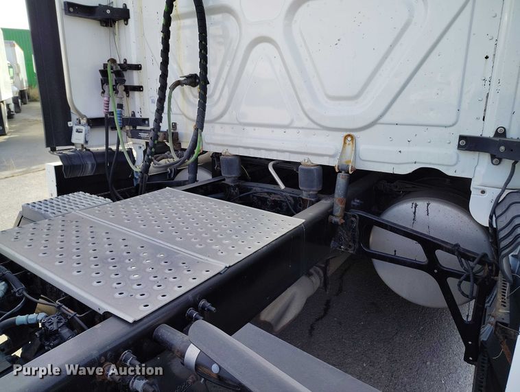 image for item DT0872 2016 Freightliner Cascadia 125 semi truck