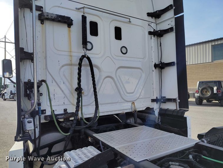 image for item DT0872 2016 Freightliner Cascadia 125 semi truck