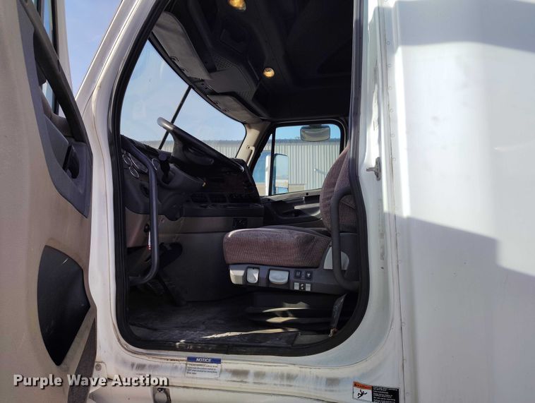 image for item DT0872 2016 Freightliner Cascadia 125 semi truck