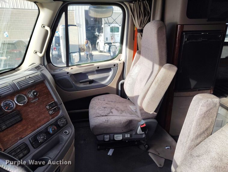 image for item DT0872 2016 Freightliner Cascadia 125 semi truck