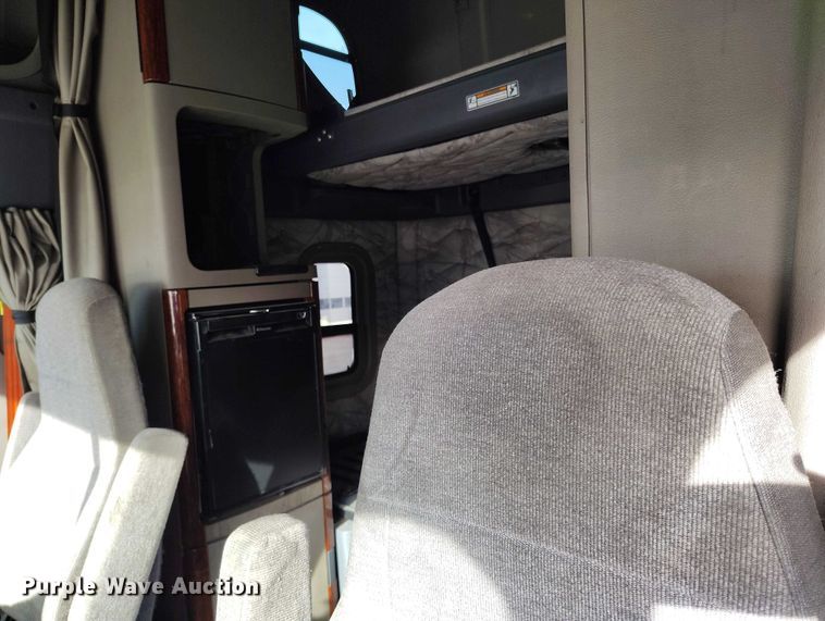 image for item DT0872 2016 Freightliner Cascadia 125 semi truck