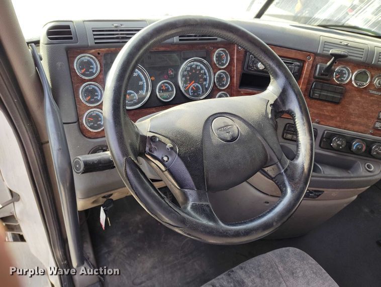 image for item DT0872 2016 Freightliner Cascadia 125 semi truck