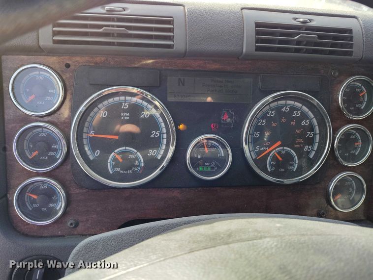 image for item DT0872 2016 Freightliner Cascadia 125 semi truck