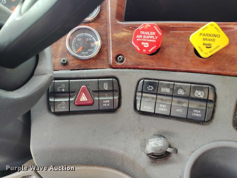 image for item DT0872 2016 Freightliner Cascadia 125 semi truck