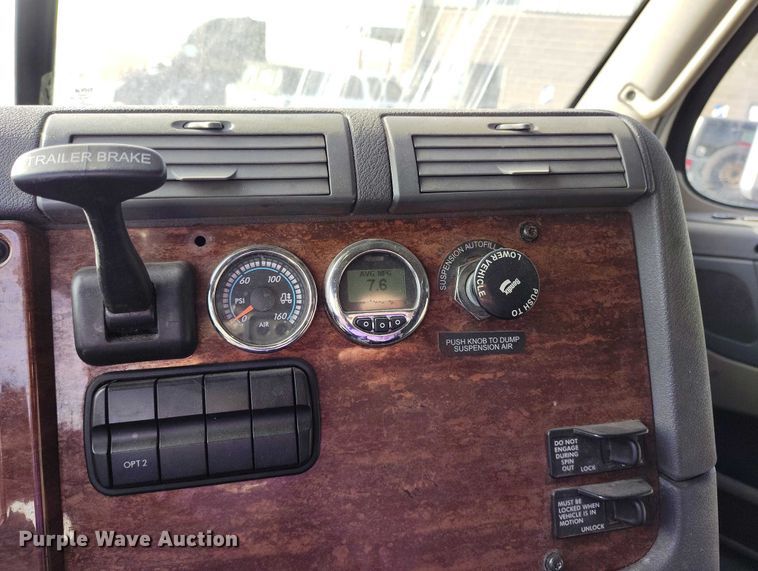 image for item DT0872 2016 Freightliner Cascadia 125 semi truck