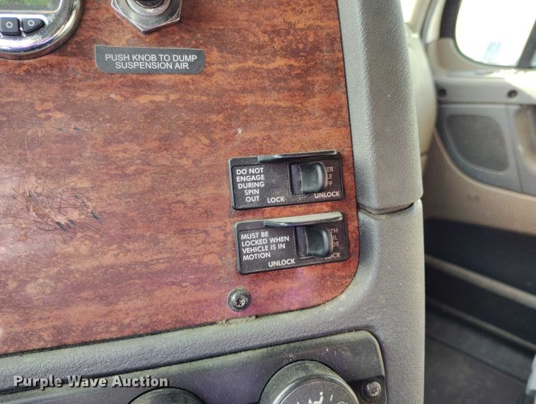 image for item DT0872 2016 Freightliner Cascadia 125 semi truck