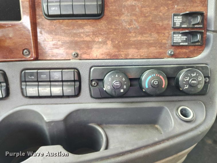 image for item DT0872 2016 Freightliner Cascadia 125 semi truck