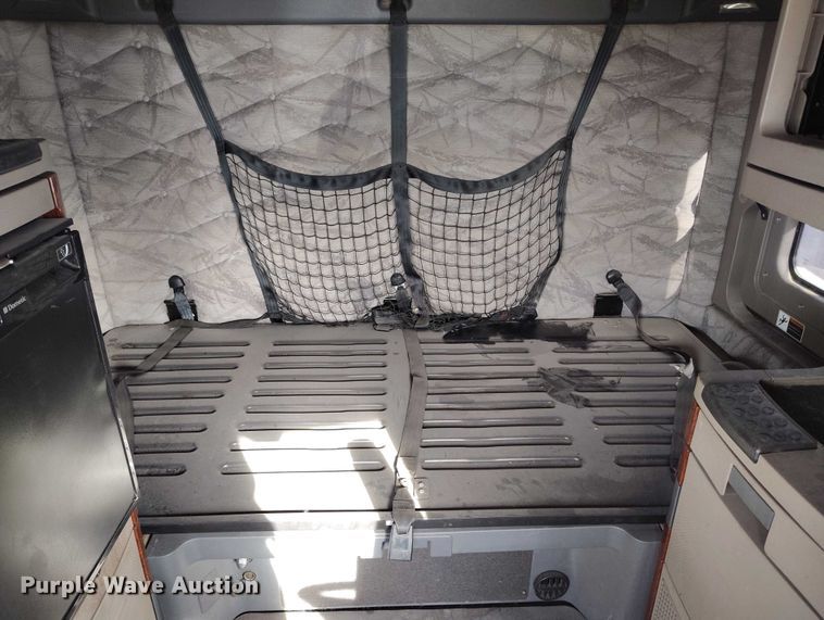 image for item DT0872 2016 Freightliner Cascadia 125 semi truck