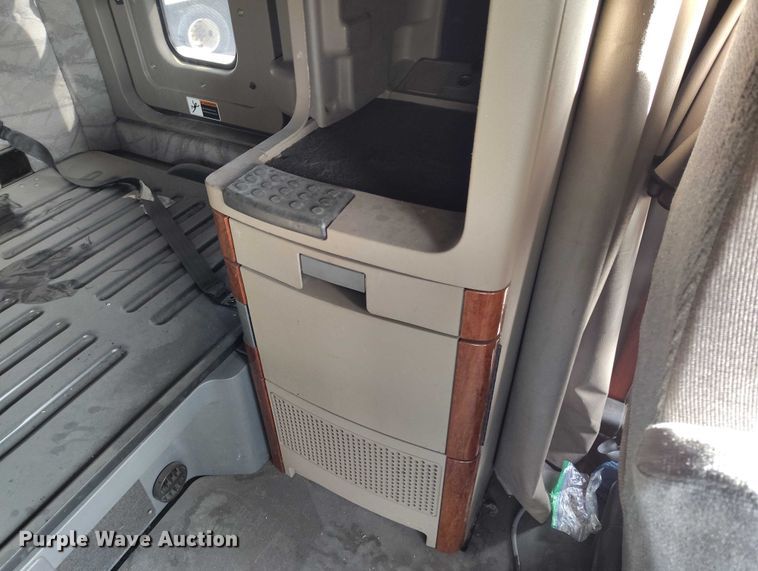 image for item DT0872 2016 Freightliner Cascadia 125 semi truck