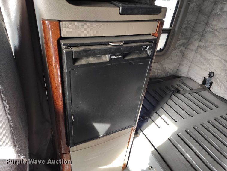 image for item DT0872 2016 Freightliner Cascadia 125 semi truck