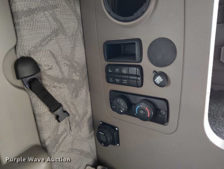 image for item DT0872 2016 Freightliner Cascadia 125 semi truck