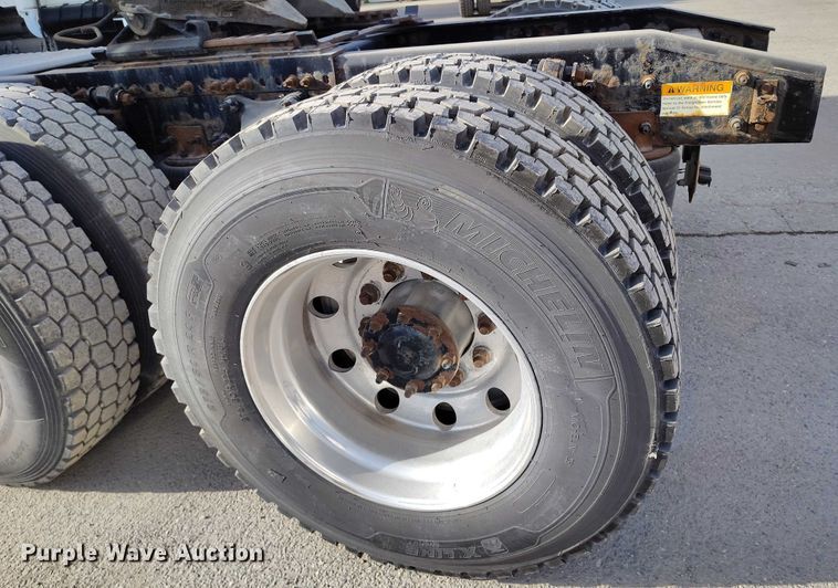 image for item DT0872 2016 Freightliner Cascadia 125 semi truck