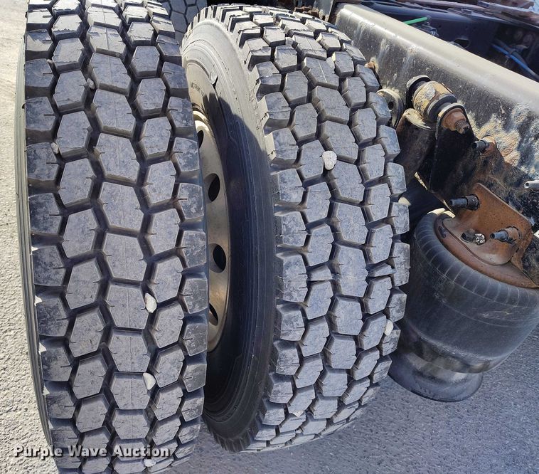 image for item DT0872 2016 Freightliner Cascadia 125 semi truck