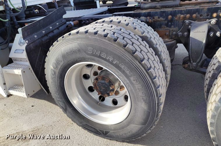 image for item DT0872 2016 Freightliner Cascadia 125 semi truck