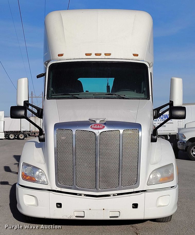 image for item DT0873 2018 Peterbilt 579 semi truck