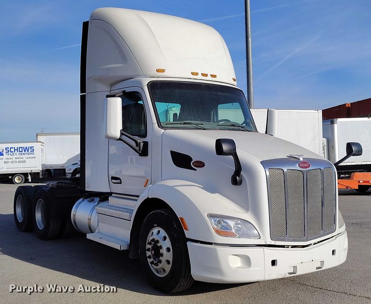 image for item DT0873 2018 Peterbilt 579 semi truck