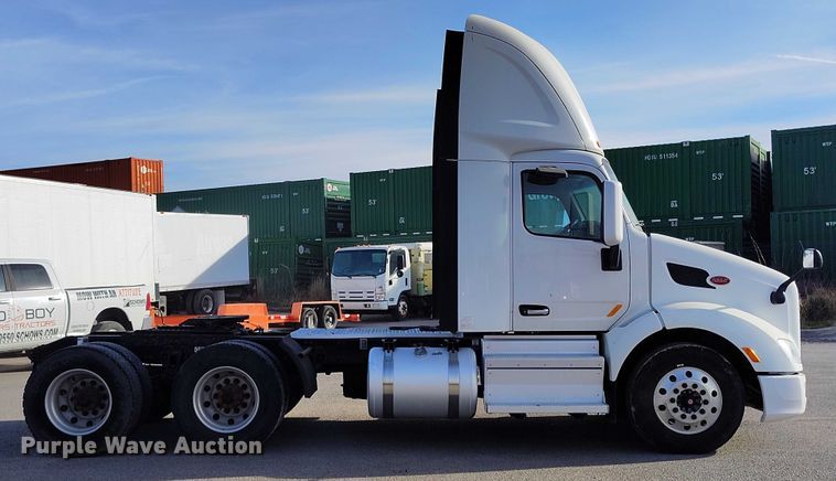 image for item DT0873 2018 Peterbilt 579 semi truck