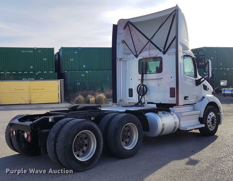 image for item DT0873 2018 Peterbilt 579 semi truck