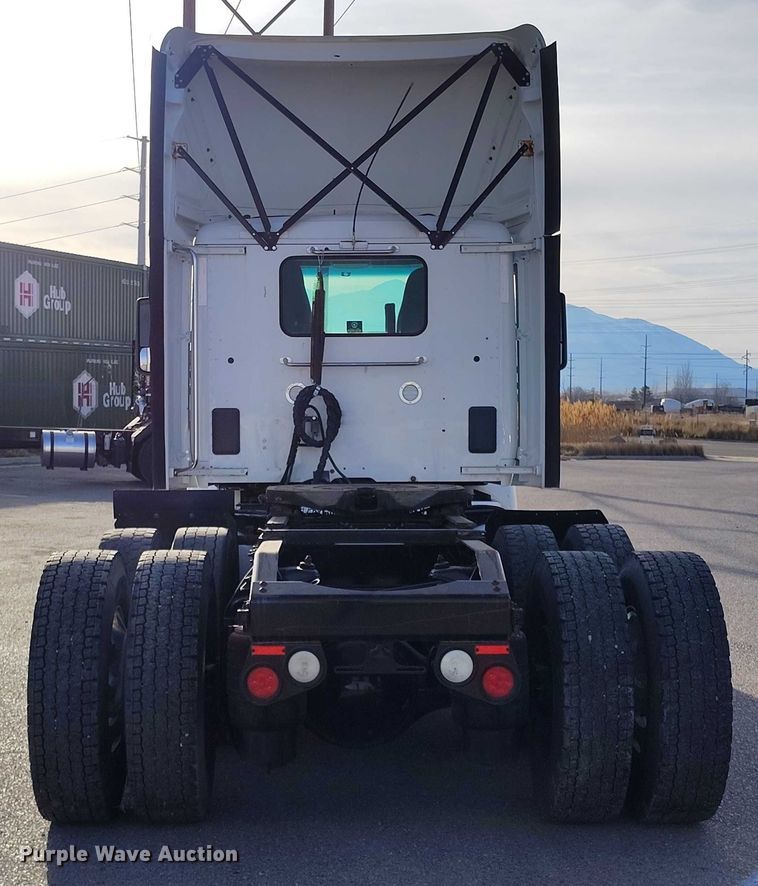 image for item DT0873 2018 Peterbilt 579 semi truck