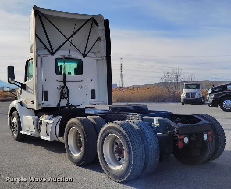 image for item DT0873 2018 Peterbilt 579 semi truck