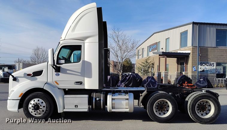 image for item DT0873 2018 Peterbilt 579 semi truck