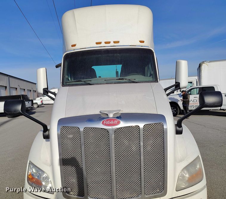 image for item DT0873 2018 Peterbilt 579 semi truck