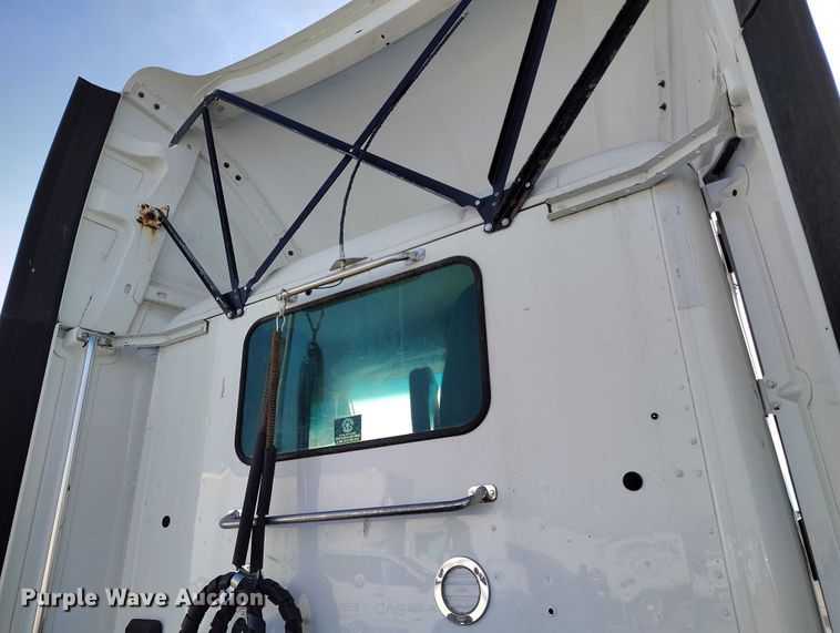 image for item DT0873 2018 Peterbilt 579 semi truck