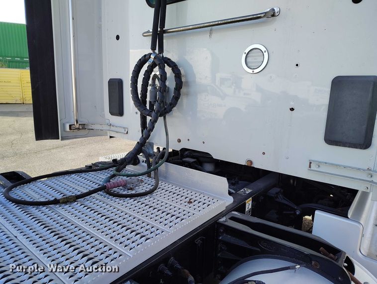 image for item DT0873 2018 Peterbilt 579 semi truck