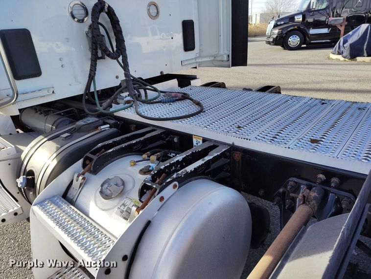image for item DT0873 2018 Peterbilt 579 semi truck