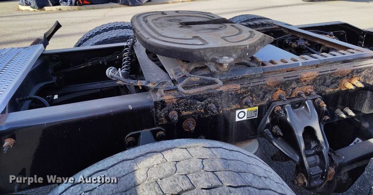 image for item DT0873 2018 Peterbilt 579 semi truck