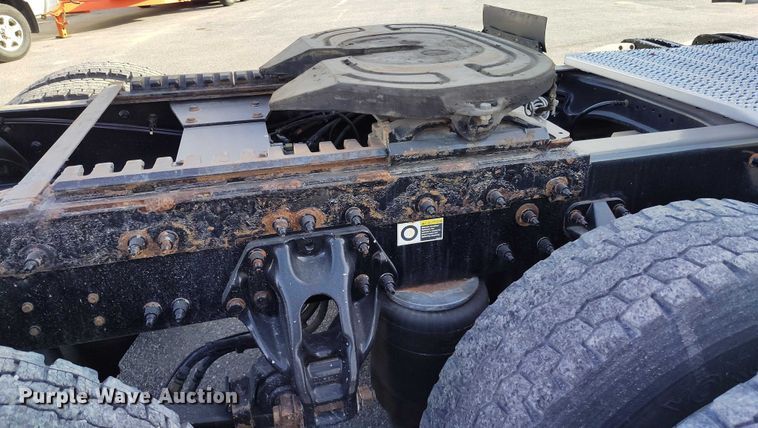 image for item DT0873 2018 Peterbilt 579 semi truck