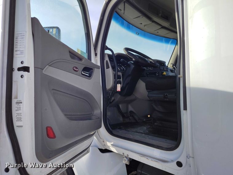 image for item DT0873 2018 Peterbilt 579 semi truck