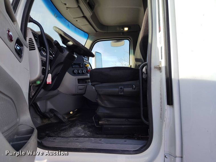image for item DT0873 2018 Peterbilt 579 semi truck