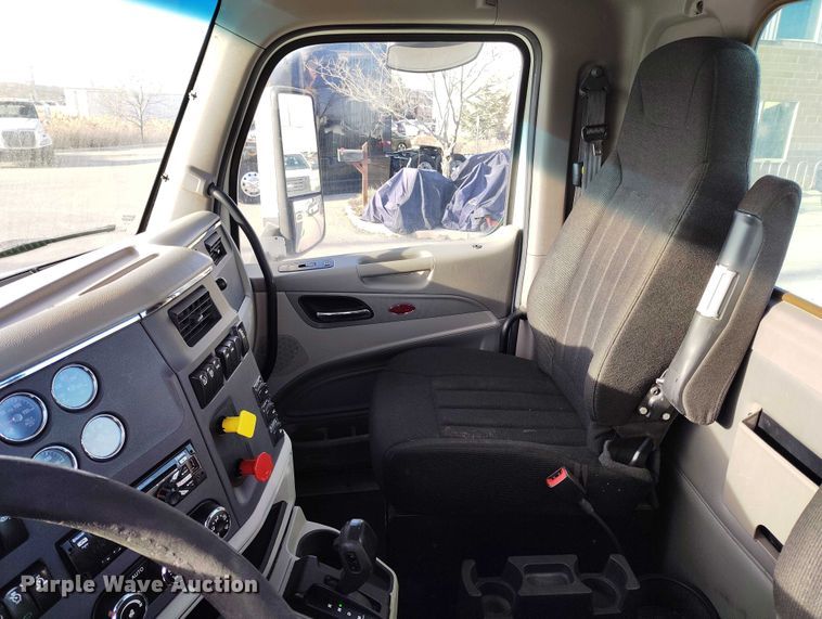 image for item DT0873 2018 Peterbilt 579 semi truck