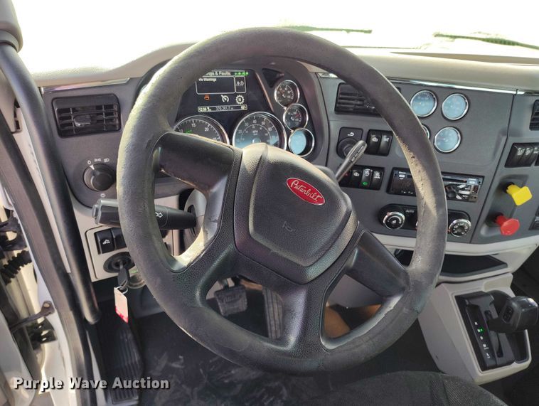 image for item DT0873 2018 Peterbilt 579 semi truck