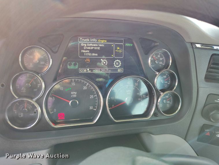 image for item DT0873 2018 Peterbilt 579 semi truck