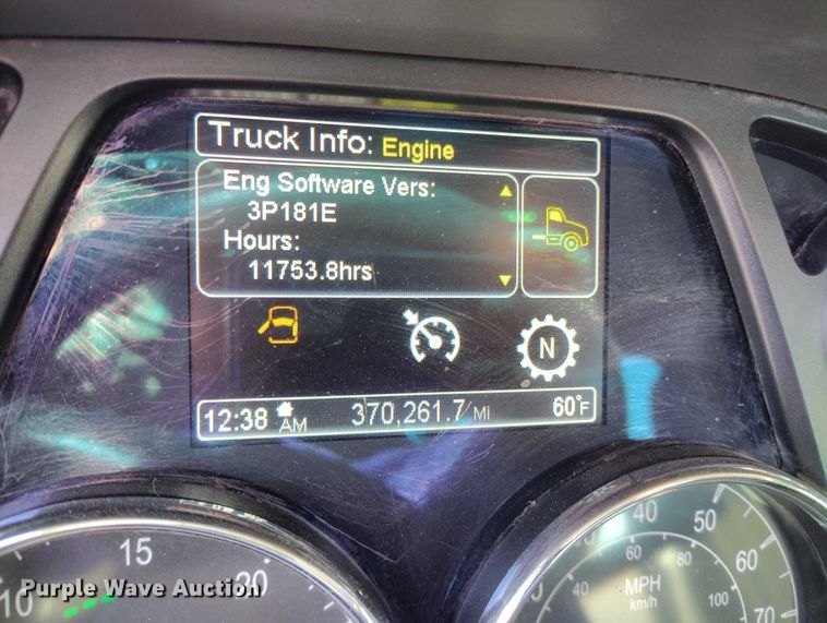 image for item DT0873 2018 Peterbilt 579 semi truck