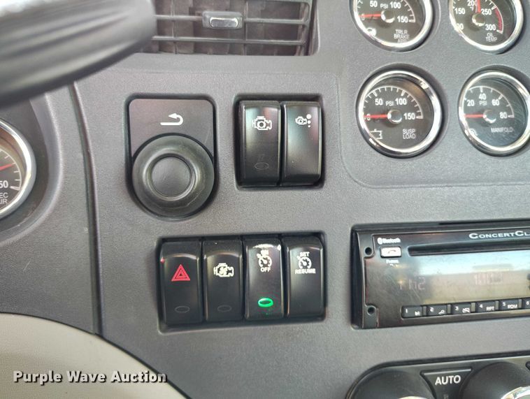 image for item DT0873 2018 Peterbilt 579 semi truck