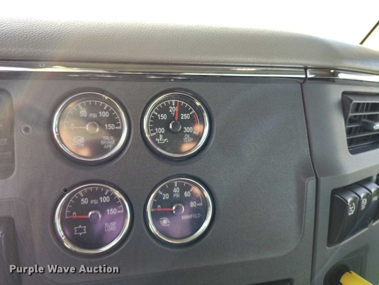 image for item DT0873 2018 Peterbilt 579 semi truck