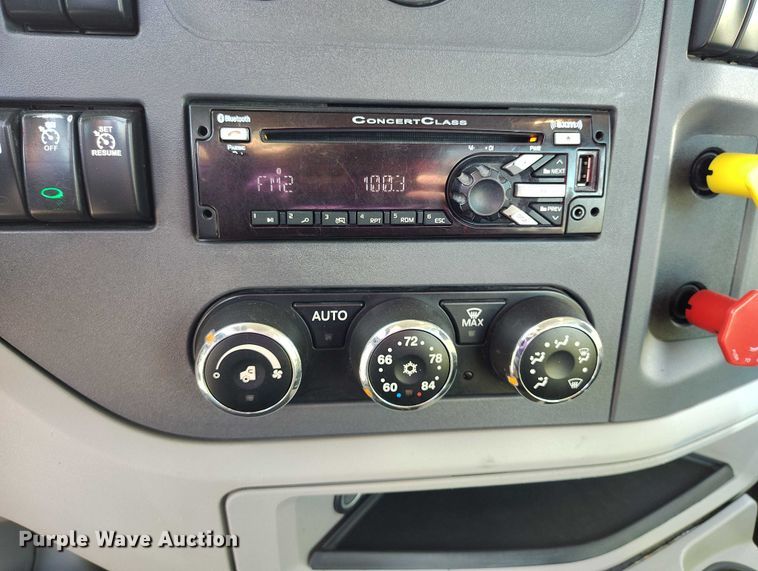 image for item DT0873 2018 Peterbilt 579 semi truck