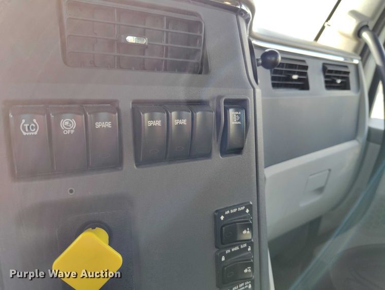 image for item DT0873 2018 Peterbilt 579 semi truck