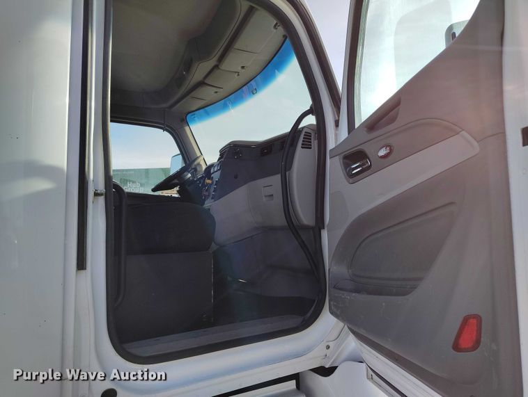 image for item DT0873 2018 Peterbilt 579 semi truck