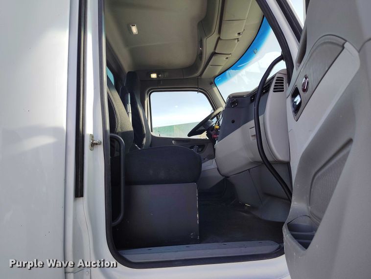 image for item DT0873 2018 Peterbilt 579 semi truck