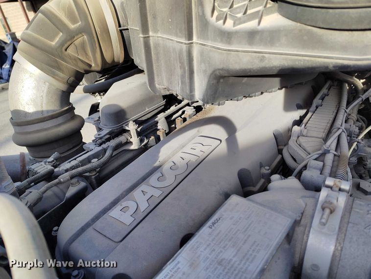 image for item DT0873 2018 Peterbilt 579 semi truck