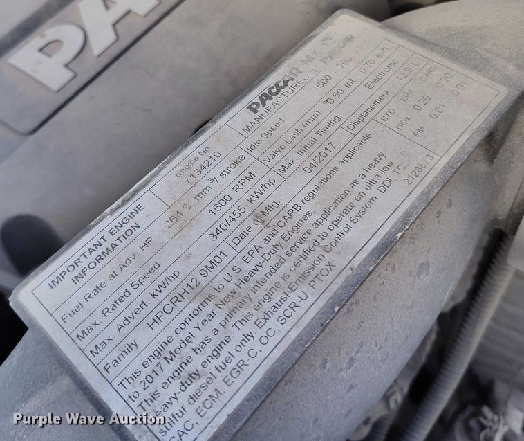 image for item DT0873 2018 Peterbilt 579 semi truck